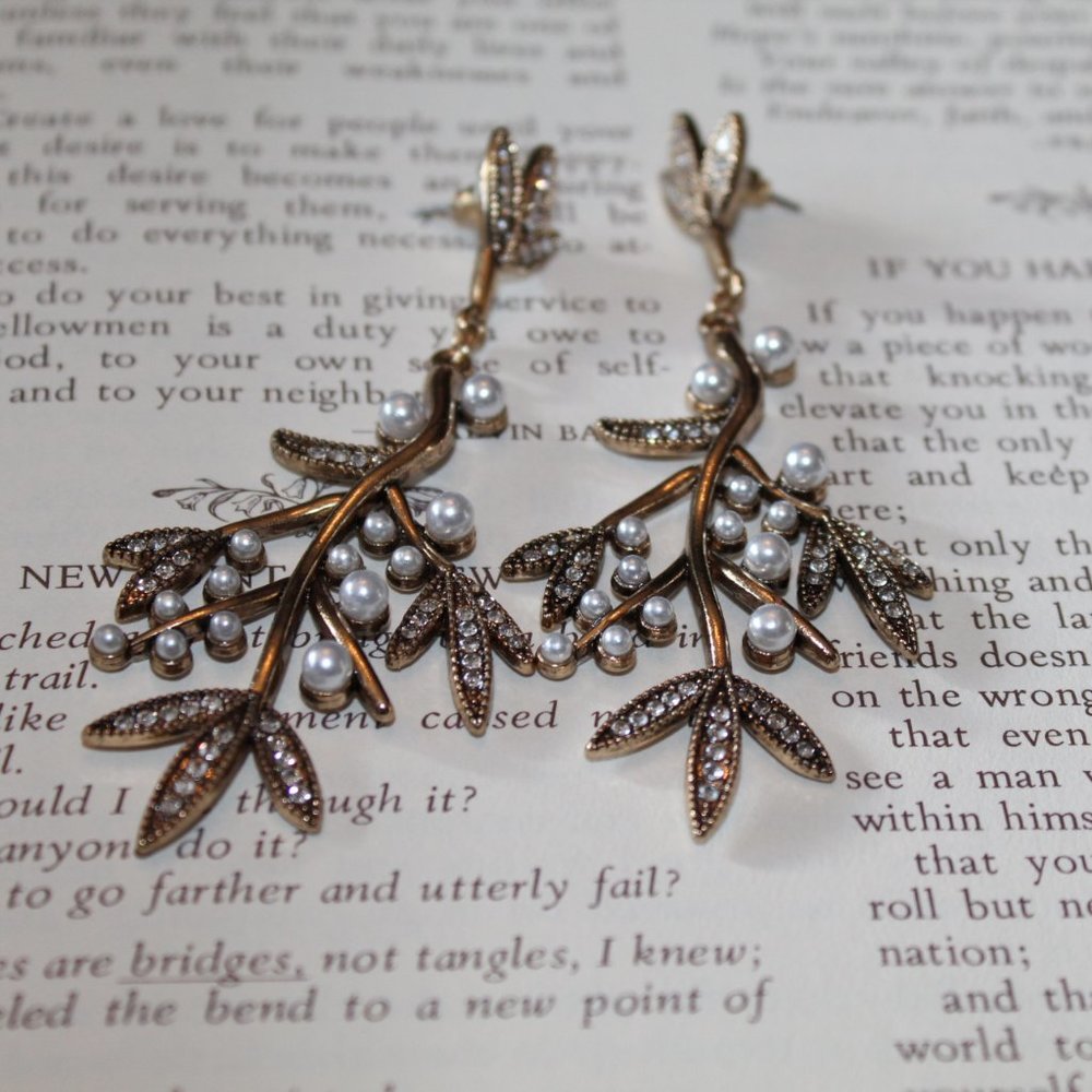 UNIQUE Dangling Statement Earrings Gold Pearl NEW